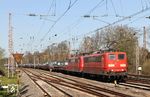 Güterzüge gab es natürlich auch. 151 043 und 151 129 haben den 3950t schweren Coilszug GAG 60715 nach Andernach in Hilden am Haken. (31.03.2021) <i>Foto: Joachim Bügel</i>