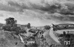 E 93 03 rollt vor einer von Carl Bellingrodt nachträglich hineinkopierten dramatischen Wolkenbildung die Geislinger Steige bei Amstetten hinab. (10.08.1952) <i>Foto: Carl Bellingrodt</i>