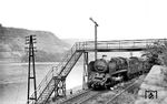 50 1102 (Bw Oberlahnstein) mit einem Güterzug auf der rechten Rheinstrecke bei Lorchhausen. Die Lok hat aus ungeklärten Gründen den unteren Teil des linken Windleitbleches eingebüßt wie auch einen Teil der Schürze. (07.1949) <i>Foto: Carl Bellingrodt</i>