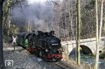 099 753 (ex 99 789) mit einem Personenzug nach Kurort Kipsdorf an der Roten Weißeritz bei Rabenau. (04.1998) <i>Foto: A. Röder</i>