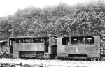 Der Anfangsbestand an schmalspurigen Dampflokomotiven der Albtalbahn betrug 13 Maschinen, u.a. mit vier Kastendampflokomotiven für den Einsatz in den Stadtgebieten von Karlsruhe und Pforzheim. Mit der Elektrifizierung reduzierte sich der Bestand, insbesondere wegen der Rußbelästigung in den Karlsruher Stadtstraßen erwischte es als erstes die Kastenloks. Die bereits abgestellten Kastenloks 10 und 16 fotografierte Carl Bellingrodt im Sommer 1937. (17.07.1937) <i>Foto: DLA Darmstadt (Bellingrodt)</i>