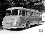 Der neue Bahnbus DB-22903, der auf der Buslinie nach Gundelfingen an der Donau über Wertingen eingesetzt wurde. Bei dem Fahrzeug handelt es sich um einen Henschel Hs 190 N, auch bekannt unter dem Namen "Bimot". Unter dem voluminösen Vorbau versteckten sich zwei 6-Zylinder-Diesel-Motoren mit je 95 PS, die gekuppelt auf den Antriebsstrang wirkten. Dies war eine Ausweichlösung, da in Deutschland damals nur Motoren bis 150 PS durch den Alliierten Kontrollrat erlaubt waren. In der Praxis funktionierte aber die Abstimmung zwischen den beiden Motoren nicht richtig, so dass es zu unerwünschten Schwingungen kam. Deswegen wurden nur 8 Busse dieses Typs gebaut, einer kam zur DB.  (1951) <i>Foto: BD München (Steidl)</i>