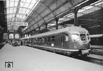 ETA 176 001 war während seiner gesamten Einsatzzeit vom 9. April 1952 bis 26. August 1982 beim Bw Limburg/Lahn stationiert. Unzählige Male dürfte er dabei auch den Wiesbadener Hauptbahnhof angefahren haben, seit 1968 unter der EDV-Nummer 517 001.  (1953) <i>Foto: A. Dormann, Slg. W. Löckel</i>