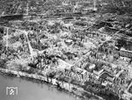 Das Luftbild der US-Air-Force vom Frühjahr 1945 zeigt das ganze Ausmaß des Flächenbombardement auf Mannheim. Links oben ist übrigens der Hauptbahnhof zu erkennen, bzw. das, was von ihm übrig geblieben war. (04.1945) <i>Foto: US-Army</i>