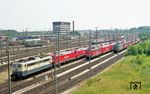 Ein Jahr später hatte sich die Baureihenvielfalt im Rangierbahnhof Maschen schon deutlich verändert, aber noch dominieren die alten Bundesbahn-Loks. (07.1999) <i>Foto: Benno Wiesmüller</i>