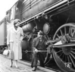 Ein kleiner Plausch am Bahnsteig zwischen einer eleganten Dame und dem Heizer einer P 10, der wohl nur auf Betreiben des anwesenden DB-Fotografens zustande kam. (1955) <i>Foto: Engels</i>