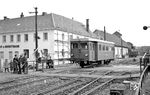 DEBG VT 5 auf der Nebenbahn Wiesloch – Meckesheim/Waldangelloch, die eine privat betriebene Bahnstrecke im Rhein-Neckar-Kreis war, deren Personenverkehr 1980 eingestellt wurde. Am 1. Januar 1932 war die Bahn von der BLEAG auf die Deutsche Eisenbahn-Betriebsgesellschaft AG (DEBG) übergegangen. Die DEBG übertrug die Strecke am 1. Mai 1963 auf die Südwestdeutsche Eisenbahn-Gesellschaft (SWEG), die dann sukzessive die Gesamtstillegung betrieb. (18.11.1962) <i>Foto: Helmut Röth</i>