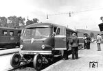 Als Zweiwegefahrzeug wurde der Schienen-Straßenbus sowohl als "Personenzug" auf Nebenbahnen als auch als Bahnbus auf der Straße eingesetzt. Die ersten drei Serienfahrzeuge wurden mit Beginn des Sommerfahrplans ab dem 12. Juni 1953 auf der Strecke von Passau nach Cham eingesetzt. Hier wird ein Fahrzeug der Nordwestdeutschen Fahrzeugbau GmbH (NWF) in Zwiesel der Öffentlichkeit vorgestellt. (06.1953) <i>Foto: Burger</i>