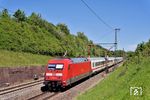 101 038 schiebt den IC2-Ersatzzug 2069 nach Nürnberg durch den noch mit Formsignalen bestückten Bahnhof Fichtenberg. An der Zugspitze läuft 101 136. (02.06.2021) <i>Foto: Zeno Pillmann</i>