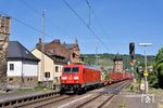 185 214 fährt mit einem Güterzug durch Oberwesel südwärts. (14.06.2021) <i>Foto: Zeno Pillmann</i>