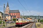 Seit 2013 widmet sich die Train Rental GmbH (TRI) dem Erhalt historischer hochwertiger Schienenfahrzeuge. Zum Betriebsbestand gehören neben 110 428 und 110 469 auch die ehemaligen TEE-Lokomotiven 112 268 und 112 309. Das ehrgeizigste Ziel ist die Aufarbeitung des IC-Triebzuges der Baureihe 403 (alt). Am 12. Juni 2021 endete der von der TRI für die Abellio Rail Baden-Württemberg GmbH durchgeführte Ersatzzugverkehr. Dies nahm die TRI zum Anlass, sich bei den Beteiligten mit einer Sonderfahrt zu bedanken. Die Sonderfahrt als „TEE Rheinpfeil“ erfolgte am 16. Juni, hier bei der Durchfahrt in Oberwesel. Den geladenen Gästen wurde eine längst vergangene Reisekultur geboten. Unter Einhaltung der aktuellen Corona-Hygienevorschriften konnte man am Rhein entlang die Landschaft im Aussichtswagen an sich vorbeiziehen lassen, im Speisewagen wurde frisch gekocht.   (16.06.2021) <i>Foto: Zeno Pillmann</i>
