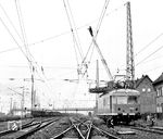 In schwindelnder Höhe führt ein Mitarbeiter der Flm Frankfurt die letzten Arbeiten vor Aufnahme des elektrischen Betriebs im Bahnhof Mainz-Bischofsheim durch. Die Strecke Mainz - Darmstadt wurde 1958/59 elektrifiziert, der Verkehr ab dem 9. Mai 1960 elektrisch durchgeführt.  (1960) <i>Foto: Reinhold Palm</i>