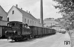 KAE 21 mit einem Güterzug in der Kreuzungshaltestelle Zum Hohle. Im Hintergrund drängelt schon ein weiterer Triebwagen der KAE. (24.07.1958) <i>Foto: Jacques H. Renaud</i>