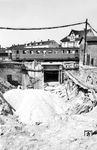 Schon in den 1950er Jahren wurde überlegt, den großen Bahnübergang in Ludwigshafen-Mundenheim (Posten 148) durch eine Unterführung zu ersetzen. Das Vorhaben wurde erst zehn Jahre später umgesetzt. Die Bauarbeiten begannen mit dem Bau einer Fußgängerunterführung, deren Baufortschritt ausführlich dokumentiert wurde, wobei die Züge für den Fotografen eher zufällig ins Bild fuhren, wie dieser VS 145. (23.04.1963) <i>Foto: Werner Kortokraks</i>