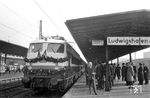 Die Fahrgäste der Eröffnungsfahrt warten in Ludwigshafen Hbf auf den Startschuss.  (12.03.1964) <i>Foto: Werner Kortokraks</i>