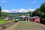 Das bunte, aber dennoch langweilige Triebwagenaufkommen des Wuppertaler Nahverkehrsangebots zeigt gut dieses Bild aus Wuppertal-Sonnborn. Rechts wartet der DB 1440 810 als S 8 nach Hagen, in der Mitte Abellio 429 022 als S 9 nach Haltern am See, links NX 462 039 als RE 26426 nach Dortmund. Es fehlt die Eurobahn, die ebenfalls mit dem ET 429 unterwegs ist. (05.08.2021) <i>Foto: Wolfgang Bügel</i>