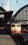 112 502 (Bw Hamburg 1) fährt mit D 912 (Frankfurt/M - Gießen - Siegen-Weidenau - Hagen - Essen - Krefeld - Mönchengladbach) aus Frankfurt Hbf. (30.12.1984) <i>Foto: A. Wagner</i>