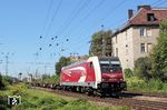 Das ungarische Eisenbahnverkehrsunternehmen Eurocom Rail Cargo aus Budapest erbrachte von 2007 bis 2010 Gütertransportleistungen in mehreren europäischen Ländern. Eingesetzt wurden eigene Diesellokomotiven (ex MAV) und zwei angemietete, an ungarische Verhältnisse angepasste Elektrolokomotiven vom Typ Bombardier TRAXX, Bauart F140 AC2. Die beiden Maschinen wurden 2007 und 2008 gebaut, im Januar 2008 an Eurocom vermietet. Als das Unternehmen war im April 2010 insolvent ging, wurde ihr die Betriebsgenehmigung entzogen. Die Lok 481 001 (eigentlich 185 716 der Railpool GmbH München) wurde weitervermietet und ist hier, noch in alter Lackierung, in München-Süd unterwegs. (03.09.2011) <i>Foto: Stefan von Lossow</i>