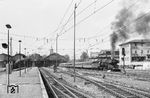 01 071 (Bw Kassel) beschleunigt einen Schnellzug aus Wiesbaden Hbf. Möglicherweise handelt es sich um den D 264 "Jugoslavia-Express" (Den Haag - Emmerich - Köln - Koblenz - Wiesbaden - Frankfurt - Nürnberg - München - Beograd - Athen). (1961) <i>Foto: Norbert Steinweis</i>