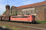 Obwohl an die Railpool GmbH in München verkauft, ist die Baureihe 151 nicht tot zu kriegen, und wird auch weiterhin von DB Cargo genutzt, wie hier vor EZ 51503 nach Hagen-Vorhalle in Wuppertal-Unterbarmen. (22.09.2021) <i>Foto: Wolfgang Bügel</i>