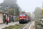 233 478 mit GC 62942, einem Trafotransport, im Bahnhof Utting auf der Ammerseebahn. (22.10.2012) <i>Foto: Stefan von Lossow</i>