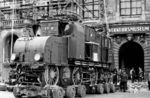 Die zweimotorigen Elektroloks EG 511 bis EG 537 der Preußischen Staatsbahn (spätere Baureihe E 71) waren für den Güterzugdienst bis zu 1.000 t Last auf den elektrifizierten Netzen in Mitteldeutschland konzipiert. Sie zählten zu den ersten in Deutschland serienmäßig hergestellten und eingesetzten E-Loks. Als einzige Lok dieser Baureihe in der SBZ befand sich 1945 nur die E 71 30 im Bw Bitterfeld. 1946 wurde sie als Reparationsleistung in die UdSSR überführt und kam 1952 wieder zurück, blieb aber im RAW Dessau abgestellt. Nach einer äußerlichen Aufarbeitung kam sie am 4. April 1962 ins Verkehrsmuseum Dresden. (04.04.1962) <i>Foto: ZBDR</i>