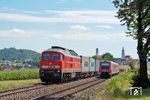 Bei Sulzbach-Rosenberg begegnet 233 525 mit einem Containerzug einem 612 nach Schwandorf. (08.08.2016) <i>Foto: Joachim Schmidt</i>