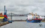 Zwei 185 begegnen auf der Rendsburger Hochbrücke einem Containerschiff auf dem Nord-Ostsee-Kanal. (17.03.2017) <i>Foto: Joachim Schmidt</i>