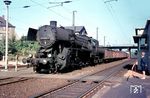 Die Dresdner 52 1146 fährt mit einem Güterzug durch den Bahnhof Radebeul Ost. (1971) <i>Foto: Joachim Claus</i>