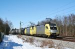 Ein Güterzug mit drei "Taurus" (vorne Siemens-Dispolok ES 64 U2-037 = 182 537) bei Haar, östlich von München. (21.02.2010) <i>Foto: Stefan von Lossow</i>