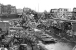 Noch im März 1945 wurden die Schwebebahn-Endstation Oberbarmen bei einem Luftangriff, der eigentlich den Bahnanlagen von Wuppertal-Oberbarmen (Rittershausen) galt, schwer beschädigt. In Wupperfeld (Bild) wurden drei Brücken samt Stützen völlig zerstört. (12.1945) <i>Foto: Slg. Eisenbahnstiftung</i>