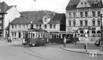 Die Straßenbahngesellschaft Ennepe betrieb von 1907 bis 1956 im heutigen Ennepe-Ruhr-Kreis eine meterspurige Straßenbahnlinie zwischen Ennepetal, Gevelsberg und Haßlinghausen. Für den Verkehr waren anfangs 8 Triebwagen mit 4 Beiwagen vorhanden, später standen 11 Triebwagen mit bis zu 11 Beiwagen zur Verfügung. Der seit 1925 der Straßenbahn angegliederte Omnibusverkehr erweiterte sich bis 1939 auf sechs Überlandlinien mit einer Gesamtlänge von 72 Kilometern, die 12 Omnibusse bedienten. Im Ersten Weltkrieg wurden auch Güter befördert, vor allem Kohlen. Tw 12 (Uerdingen/SSW, Baujahr 1912) mit Bw 37 (Uerdingen, Baujahr 1946) wendet hier an der Haltestelle Gevelsberg Nirgena. Dort bog die Straßenbahn auf dem Weg nach Haßlinghausen von der Kölner Straße in die Mittelstraße ab. (08.1953) <i>Foto: Gerd Wolff</i>
