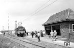 In Barntrup verließen die Gütertriebwagen 21 und 22 (hier der 22) den Sonderzug. Es übernahm die DB 50 2223. (21.05.1966) <i>Foto: Helmut Röth</i>