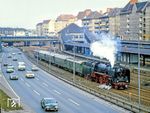 Mit einem Pfiff geht es für 03 001 und dem Zwickauer Traditionszug am S-Bahnhof Witzleben neben der A 100 vorbei.  (25.03.1985) <i>Foto: Karsten Risch</i>