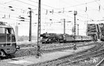 01 173 fährt mit einem Personenzug von der Hohenzollernbrücke kommend in den Kölner Hauptbahnhof ein. (13.08.1964) <i>Foto: Gerhard Röder</i>