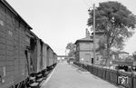 Ankunft des Personenzuges aus Neubrandenburg in Friedland (Meckl), wo Anschluss auf die 1949 verstaatlichte Mecklenburg-Pommersche Schmalspurbahn (MPSB) bestand. (18.08.1966) <i>Foto: Gerd Wolff</i>