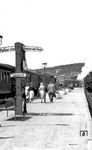 Zugzielanzeiger im Bahnhof Blankenburg (Harz). Die angezeigte Strecke nach Thale über Timmenrode wurde am 1. Juni 1969 eingestellt. Rechts steht 93 1088 vom Bw Halberstadt. (25.07.1958) <i>Foto: Gerhard Illner</i>