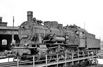 Das Bw Neuß beheimatete seit dem Erscheinen der preußischen G 8¹ diese Lokomotiven. 55 5216 gehörte seit 1949 zum Bestand. Im Juli 1969 endete hier ihre aktive Dienstzeit. (06.09.1968) <i>Foto: Wolfgang Bügel</i>