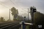 445 104 fährt als RE 21063 auf dem Weg nach Hamburg durch den aufsteigenden Nebel bei Alt Duvenstedt. (29.10.2022) <i>Foto: Thorsten Eichhorn</i>