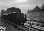 Im winterlichen Gegenlicht erreicht 39 260 vom Bw Heidelberg mit einem Personenzug den Bahnhof Neckargemünd. (02.1955) <i>Foto: Alfred Volk</i>
