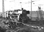 Im Winterfahrplan 1965 stellte das Bw Stuttgart keinen Umlaufplan mehr für ihre P 10 auf. Die letzten Loks fristeten ihr Dasein mit Sonderzugleistungen oder im Bauzugdienst wie hier 39 058 im Bahnhof Waiblingen. (26.10.1965) <i>Foto: Jörg Schulze</i>