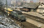 193 004 (Bw Kornwestheim) fährt mit einem Güterzug durch Besigheim. (02.1983) <i>Foto: Heiko Hamm</i>