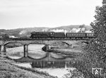 Mit dem morgendlichen P 3023 nach Leipzig überquert 01 0531 die Elsterbrücke bei Bad Köstritz. Die Lok wurde später als Traditionslok ausgewählt und stand ab Februar 1984 dem Bw Saalfeld für entsprechende Sondereinsätze 16 Jahre lang zur Verfügung. (12.10.1981) <i>Foto: Joachim Schmidt</i>