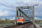 111 185 der Schienenverkehrsgesellschaft Stuttgart (SVG) mit DPE 89844 (Kaiserslautern - Bielefeld) auf der Mainzer Kaiserbrücke. (05.11.2022) <i>Foto: Marvin Christ</i>