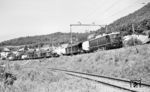E 40 019 (Bw Offenburg) mit einem Güterzug von Brugg nach Buchs im Aaretal kurz vor Wildegg. (29.07.1963) <i>Foto: Karl Wyrsch, Slg. D. Ammann</i>