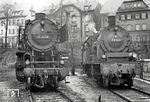 78 323 (Bw Aalen) und 50 2498 (Bw Crailsheim) einträchtig nebeneinander im Bw Aalen. Beide Loks besitzen noch ihre alten Nummern, was im Frühjahr 1969 nicht mehr selbstverständlich war. (31.03.1969) <i>Foto: Wolfgang Bügel</i>