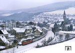 221 125 mit einem Wintersport-Sonderzug nach Winterberg in Nuttlar. (25.01.1984) <i>Foto: Joachim Schmidt</i>