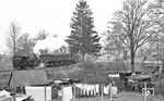 99 1568 fährt mit einem Rollwagen-Güterzug aus Schönheide Mitte. Einstmals führte die Schmalspurbahn Wilkau-Haßlau – Carlsfeld auf rund 42 Kilometern über Kirchberg und Schönheide durch das Westerzgebirge. Zwischen 1965 und 1977 wurde der Verkehr schrittweise beendet.  (04.1976) <i>Foto: Burkhard Wollny</i>