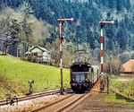 145 181 fährt mit einem Zug nach Freiburg (Breisgau) in den Bahnhof Posthalde ein. (1978) <i>Foto: Karsten Risch</i>