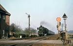 012 075 fährt mit E 1806 an der Blockstelle Deves zwischen Salzbergen und Rheine vorbei. Damals radelte man noch zum Dienst. (30.03.1974) <i>Foto: Wolfgang Bügel</i>